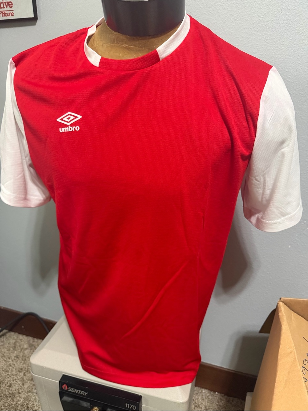 Umbro Mens Large Red and White Short-Sleeve Athletic Jersey